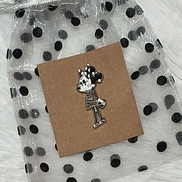 Minnie Mouse in Striped Skirt Disney Pin - Picture 1 of 2